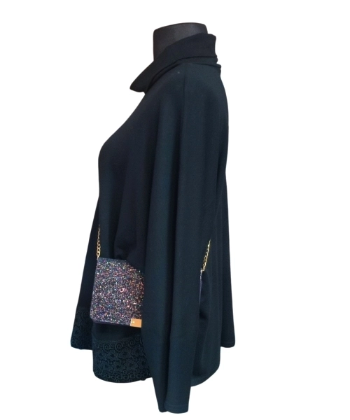 Elegancki czarny sweter w luźnym stylu oversize zdobiony gipiurą